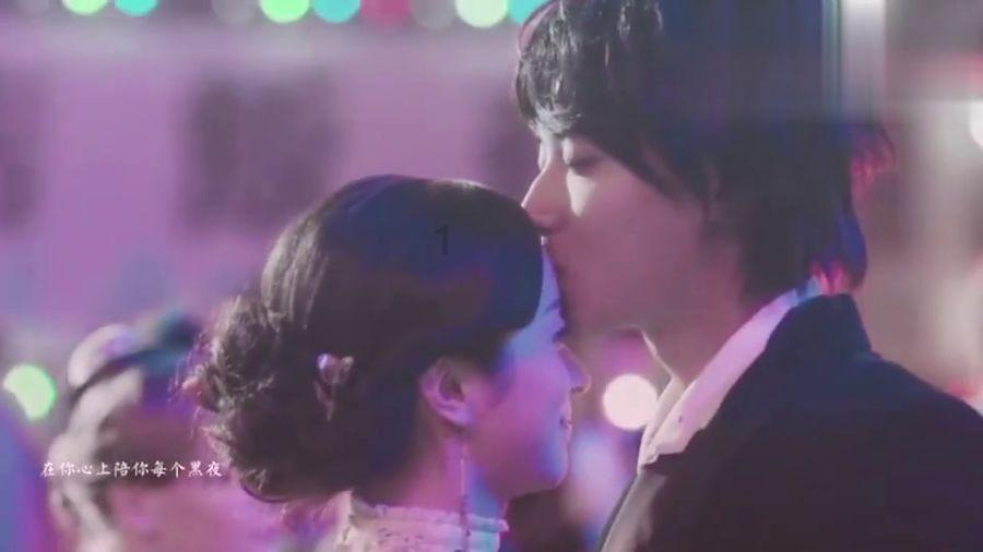 爷爷奶奶手牵手上台为新人送婚戒,这是爱情与亲情延续的生动写照
